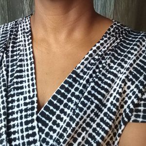 SIZE MEDIUM MORGAN CITY BLACK WHITE BLUE SPECKLED SHORT SLEEVE BLOUSE